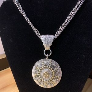 Metal medallion necklace